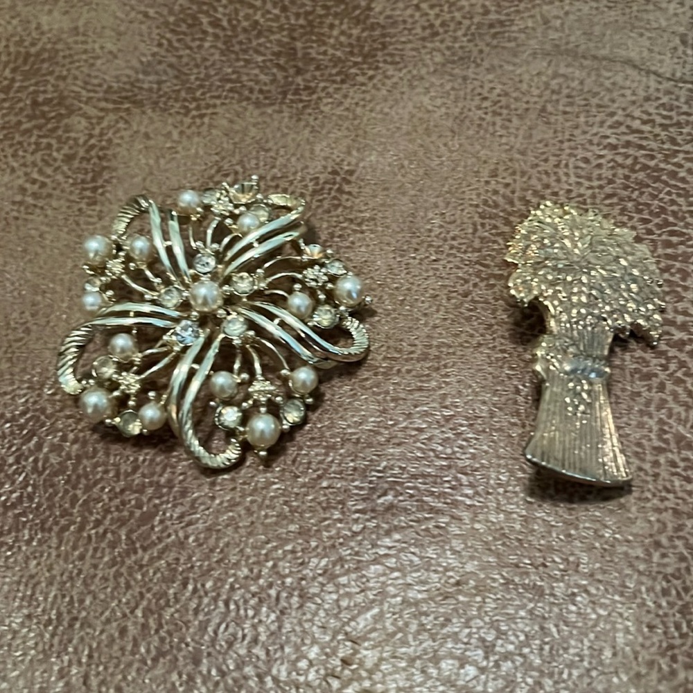 Gold Tone Pearl Floral Spray Brooch - Women's Decorative Jewelry